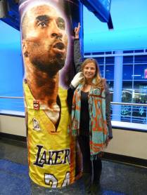 Com Kobe Bryant, o melhor jogador de basquete da atualidade, na saída do jogo do Lakers em Los Angeles, na Califórnia, nos Estados Unidos